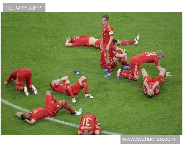 巨型足球明星雕像展现运动之美与激情的艺术结合